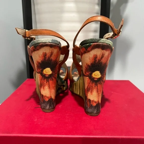 Valentino wedges .‎ Size 7.5